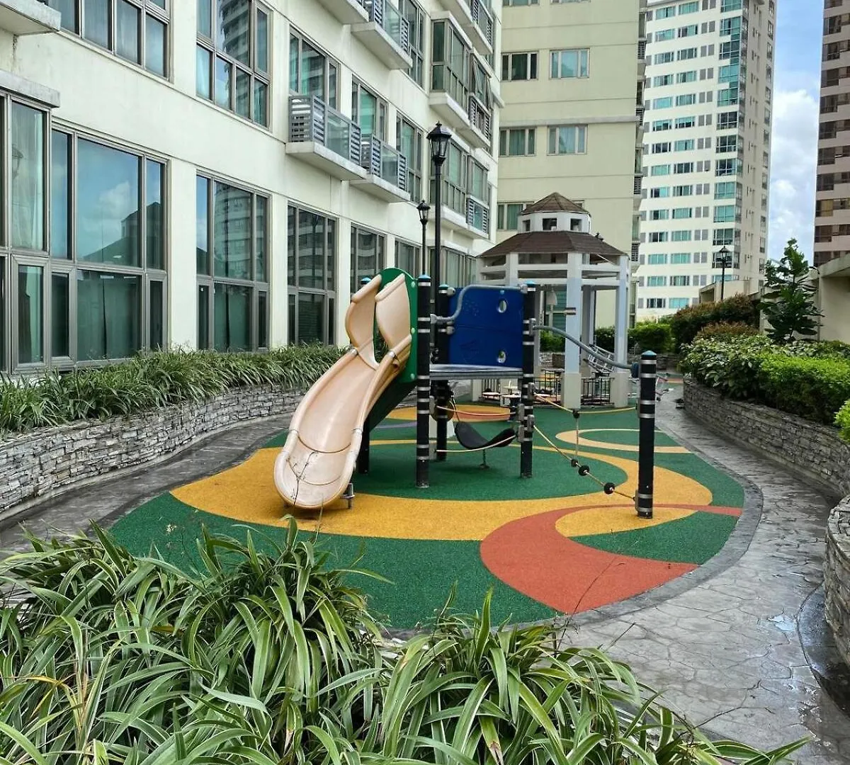 Forbeswood Garden Suite Parklane Bgc Manila