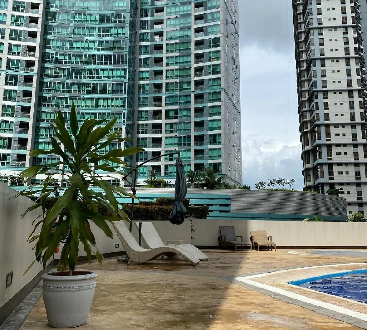 Forbeswood Garden Suite Parklane Bgc Manila